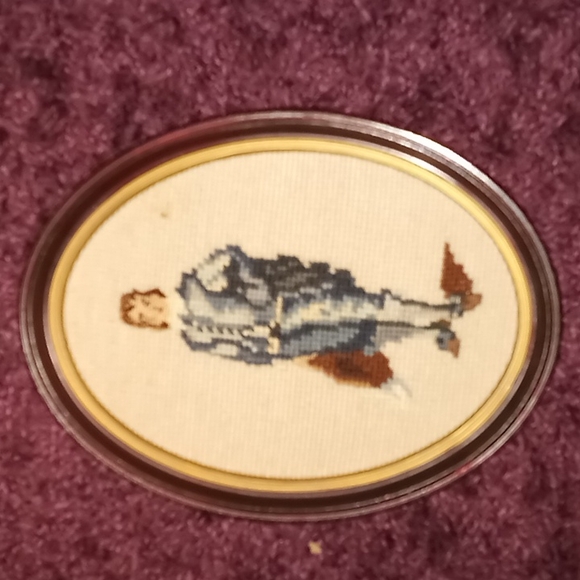 ANTIQUE VICTORIAN NEEDLEPOINT MAN AND WOMAN OVAL FRAME WALL HANGING PAIR - Picture 2 of 10